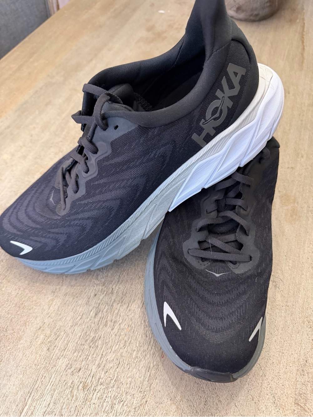 Hoka Arahi 6 Black & Light Gray Cushion Run Sneakers
